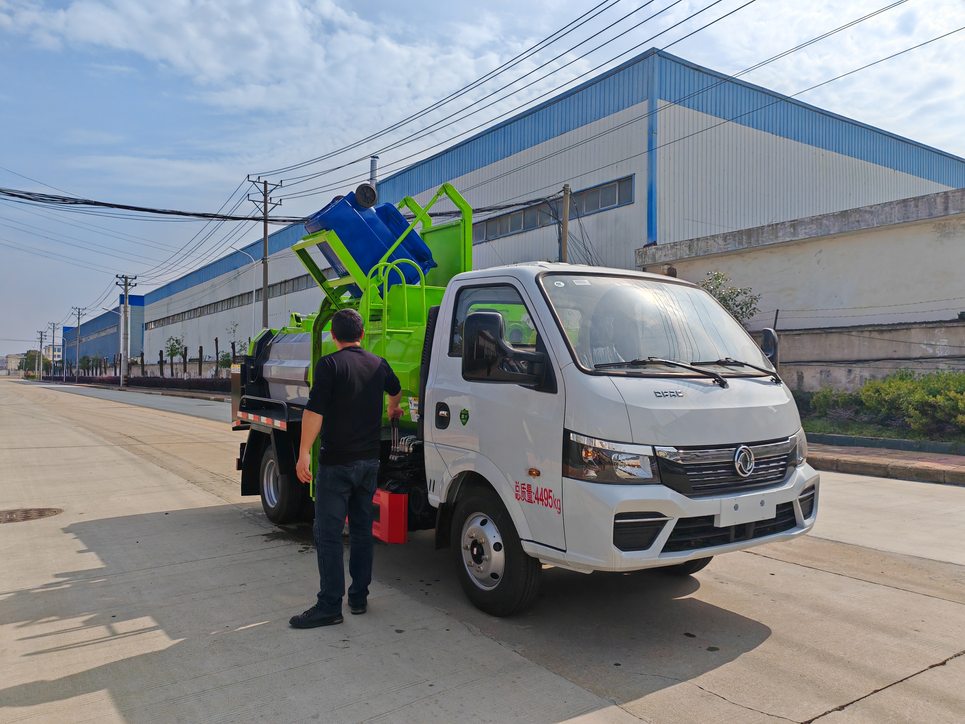 东风途逸蓝牌餐厨垃圾车